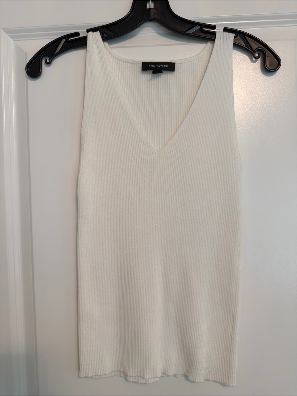 Ann Taylor White Ribbed V-Neck Tank